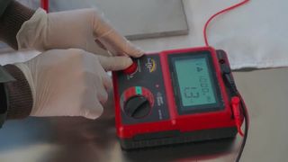 Imágenes en vivo de todo el proceso de producción profesional de mantas ignífugas.